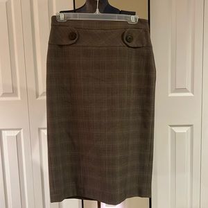 Very flattering, side zip and lined pencil skirt.